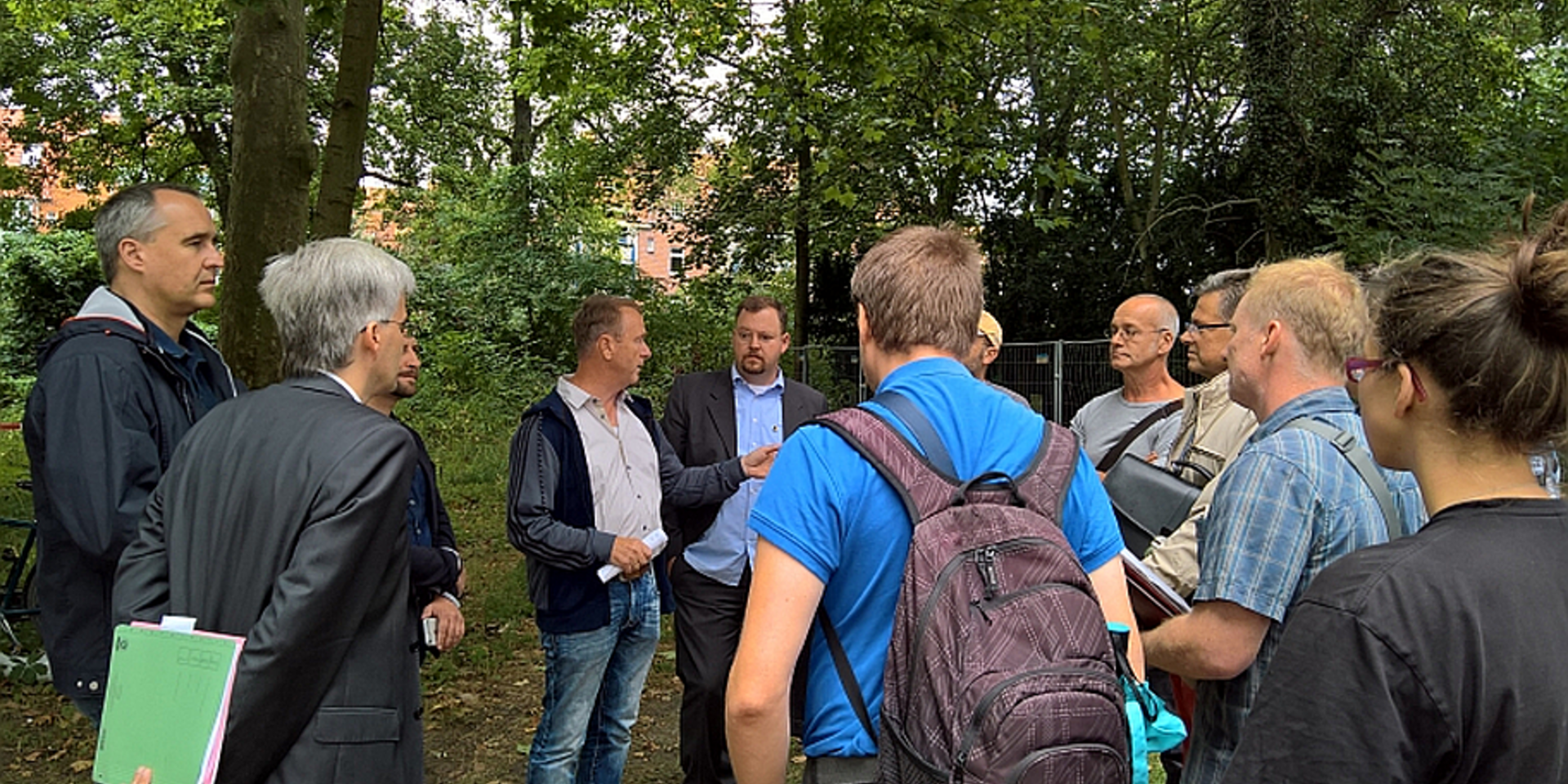 Olaf Meister in einer Gesprächsrunde vor den Bäumen im Turmpark