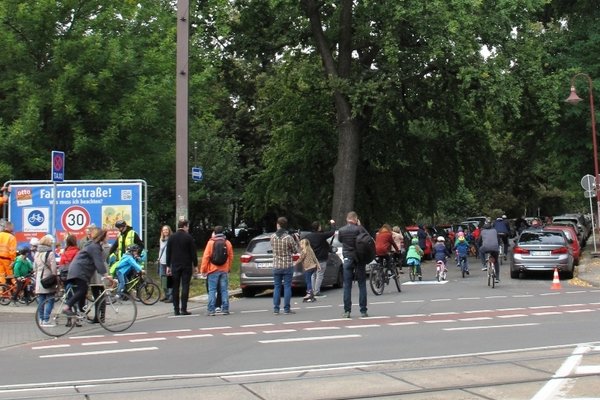 Blick in die Goethestraße am Tag der Eröffnung als Fahrradstraße