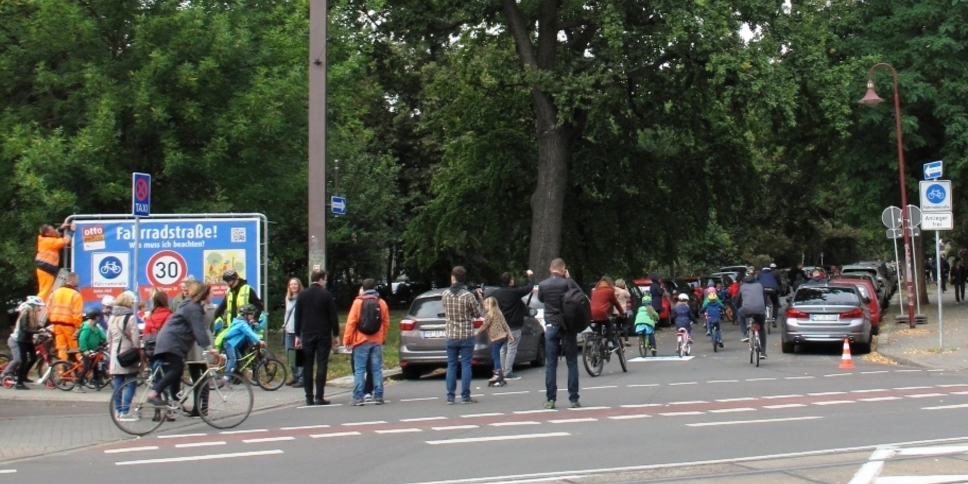 Blick in die Goethestraße am Tag der Eröffnung als Fahrradstraße