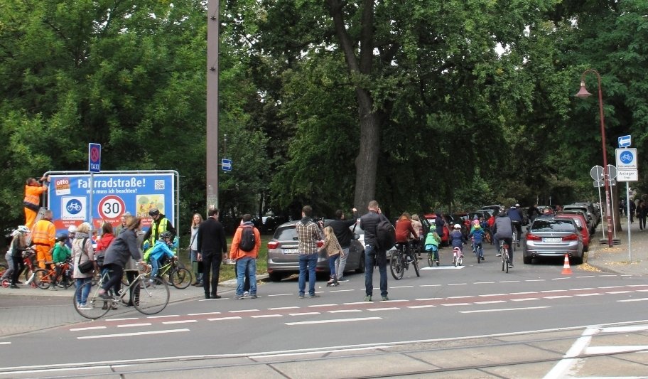 Blick in die Goethestraße am Tag der Eröffnung als Fahrradstraße