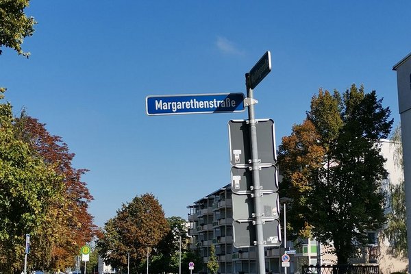 Straßenschild mit der Aufschrift "Margarethenstraße"