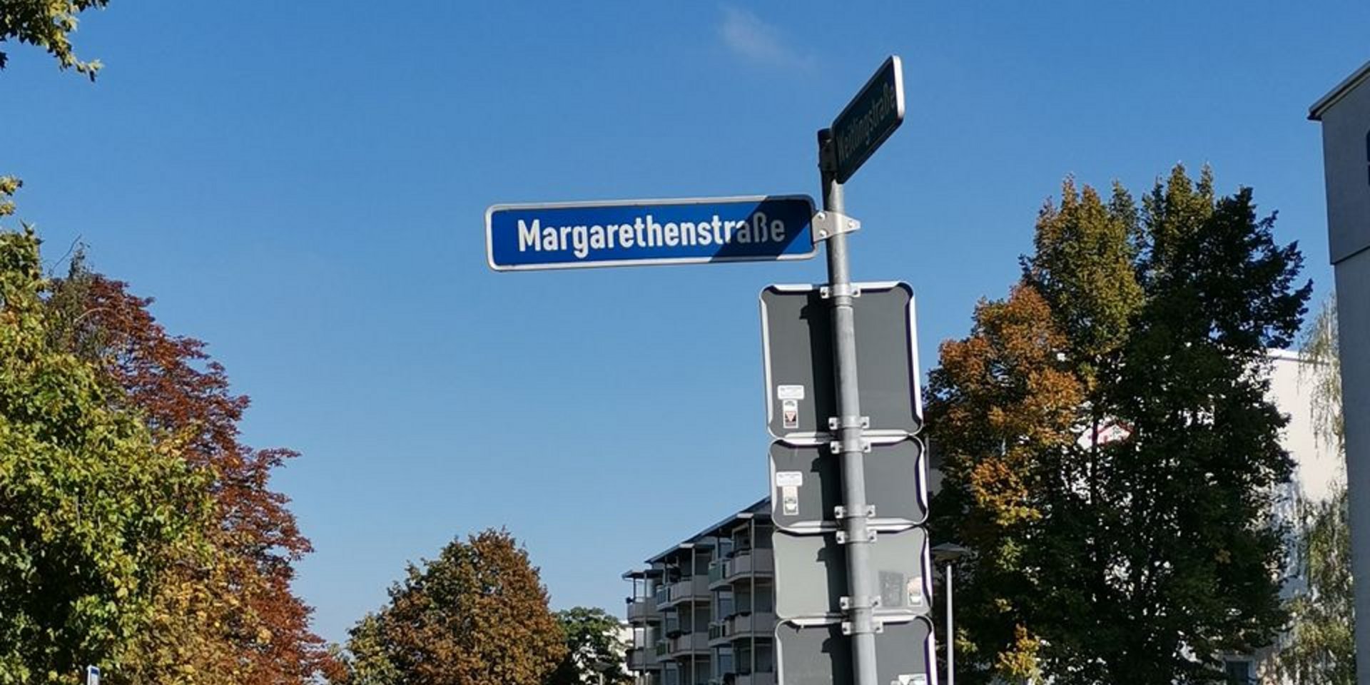 Straßenschild mit der Aufschrift "Margarethenstraße"