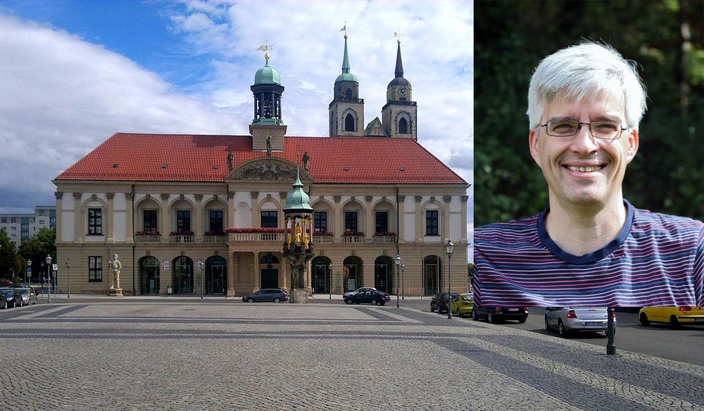 Blick auf den gepflasterten Alten Markt mit dem Magdeburger Rathaus im Hintergrund