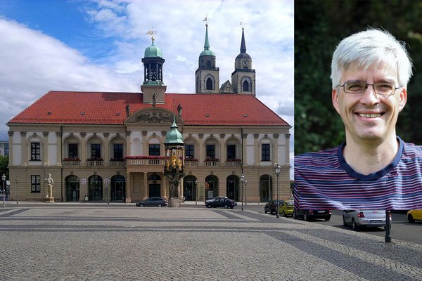 Blick auf den gepflasterten Alten Markt mit dem Magdeburger Rathaus im Hintergrund