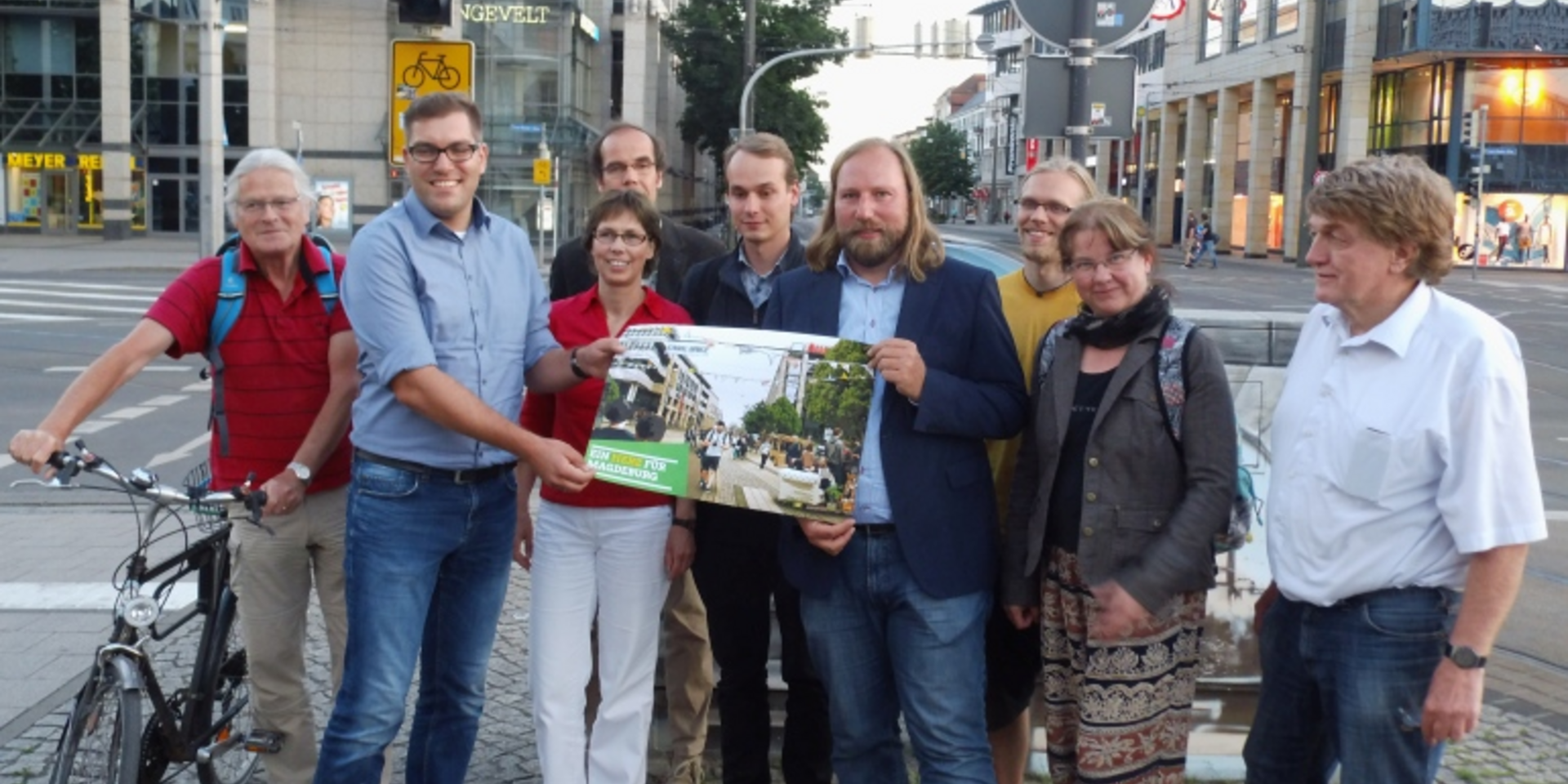 Dr. Anton Hofreiter (Vorsitzender Bundestagsfraktion BÜNDNIS 90/DIE GRÜNEN) im Kreise von Magdeburger GRÜNEN