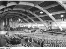 Schwarz-Weiß-Bild des Innenraums der Hermann-Gieseler-Halle