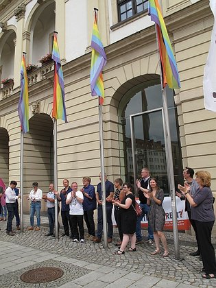 CSD 2019 - Hissen der Regenbogenflagge am Rathaus Magdeburg