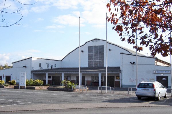 Frontalansicht einer Halle mit gewölbtem Dach