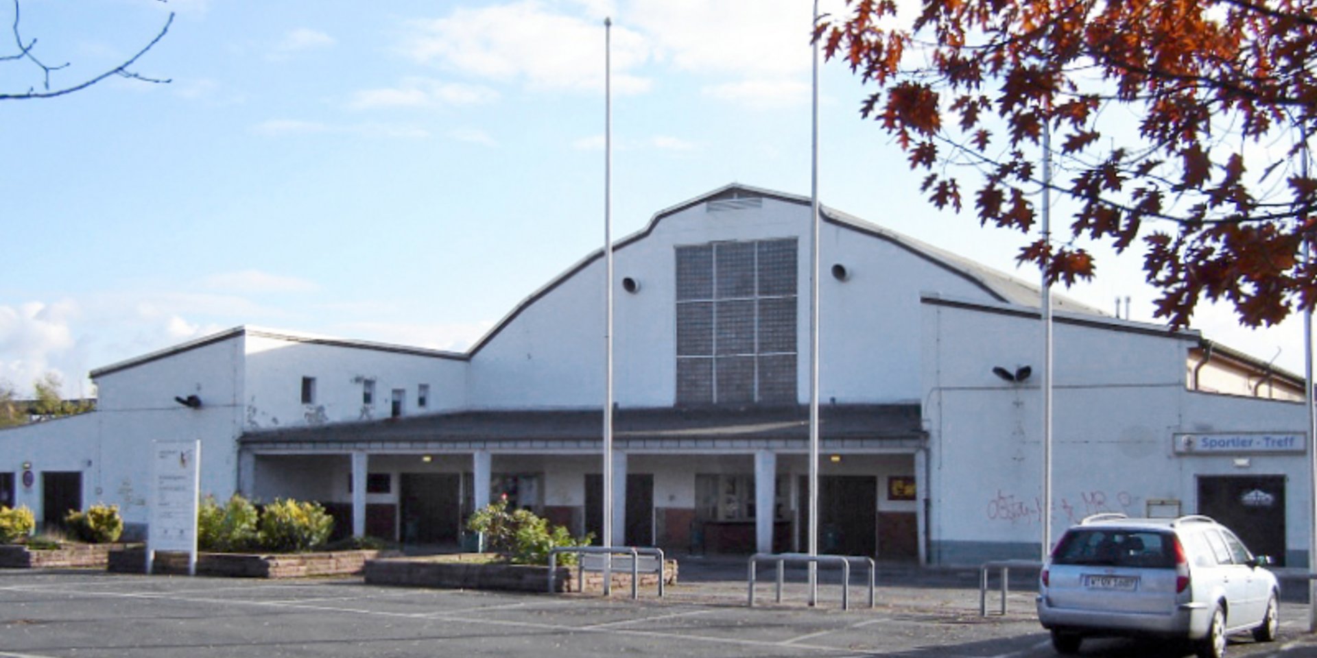 Frontalansicht einer Halle mit gewölbtem Dach