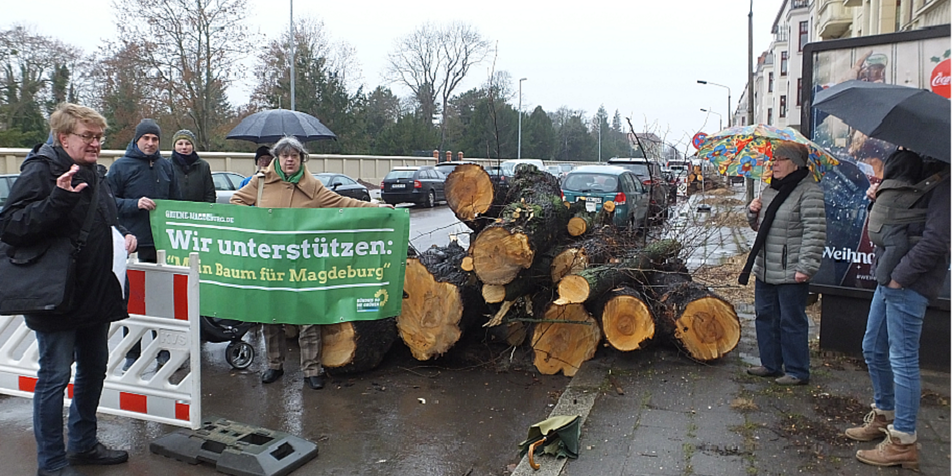 Aktion der Grünen mit Anwohner*innen gegen Baumfällungen in der Raiffeisenstraße