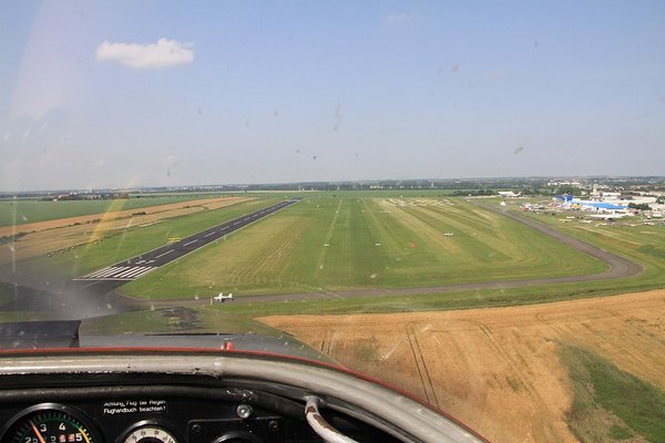 Blick aus einem Flugzeugcockpit auf den Flugplatz Magdeburg