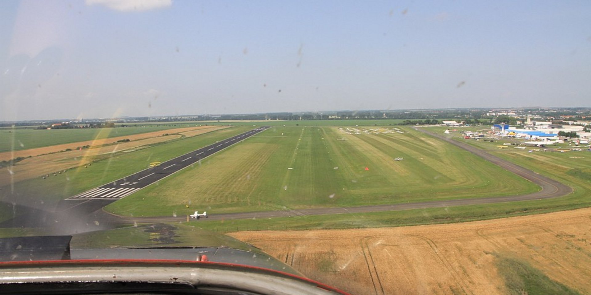 Blick aus einem Flugzeugcockpit auf den Flugplatz Magdeburg