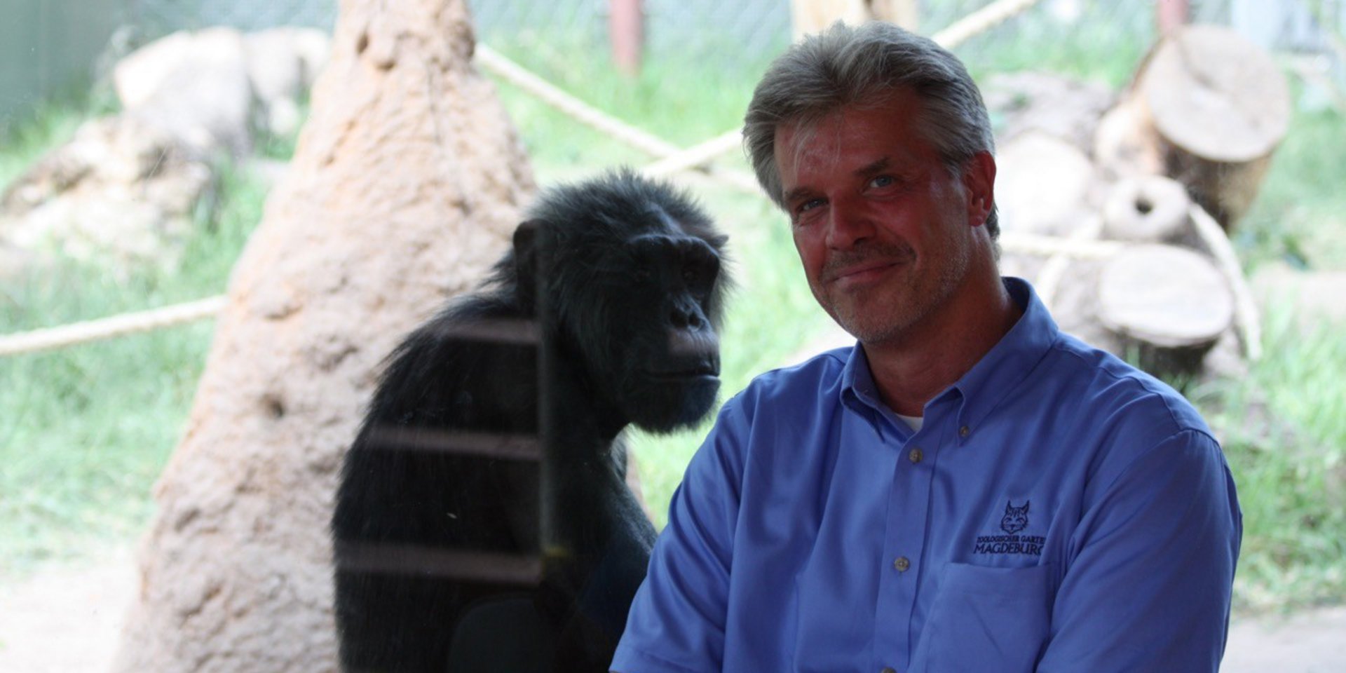 Dr. Kai Perret mit einem Schimpansen im Magdeburger Zoo