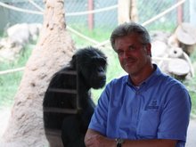 Dr. Kai Perret mit einem Schimpansen im Magdeburger Zoo