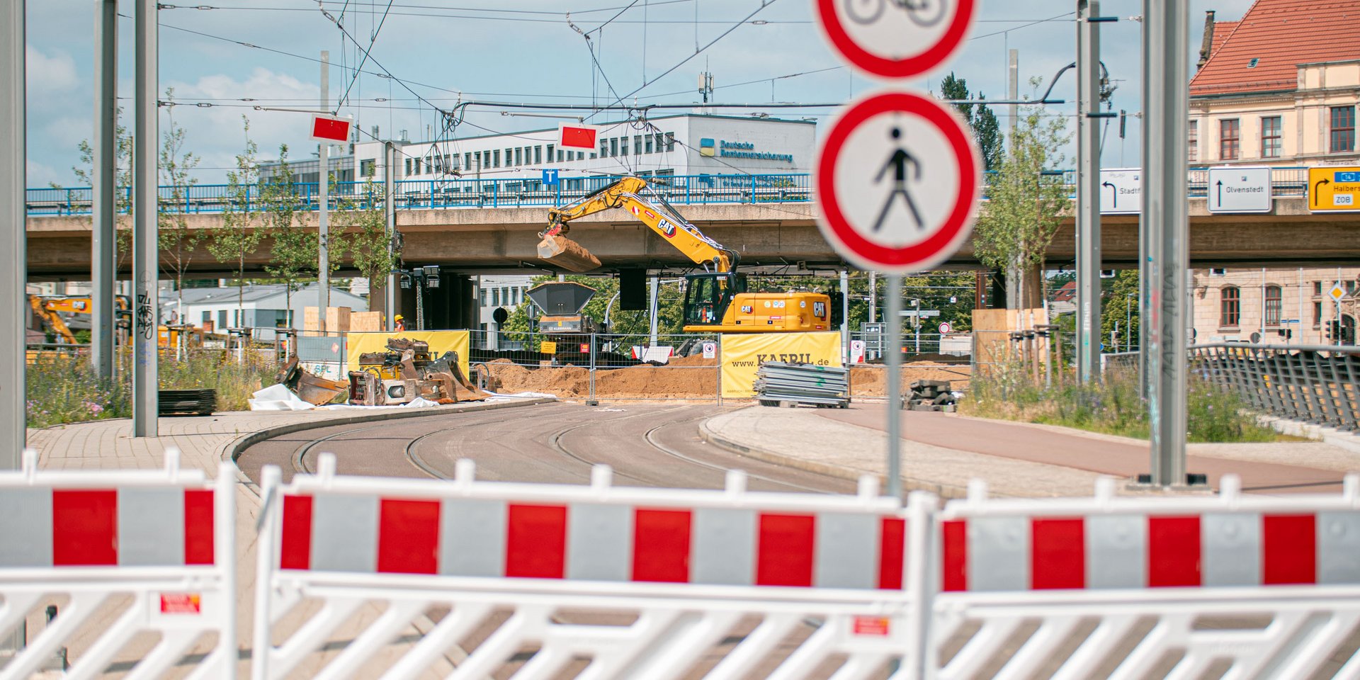 Das Bild zeigt eine Baustelle, auf der Die Brücke am Damaschkeplatz abgerissen wird