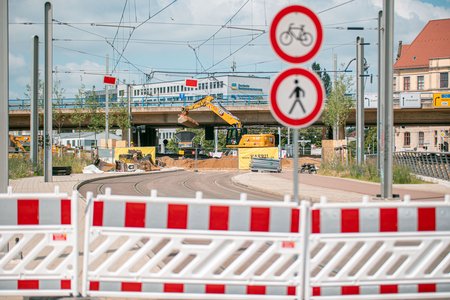 Das Bild zeigt eine Baustelle, auf der Die Brücke am Damaschkeplatz abgerissen wird