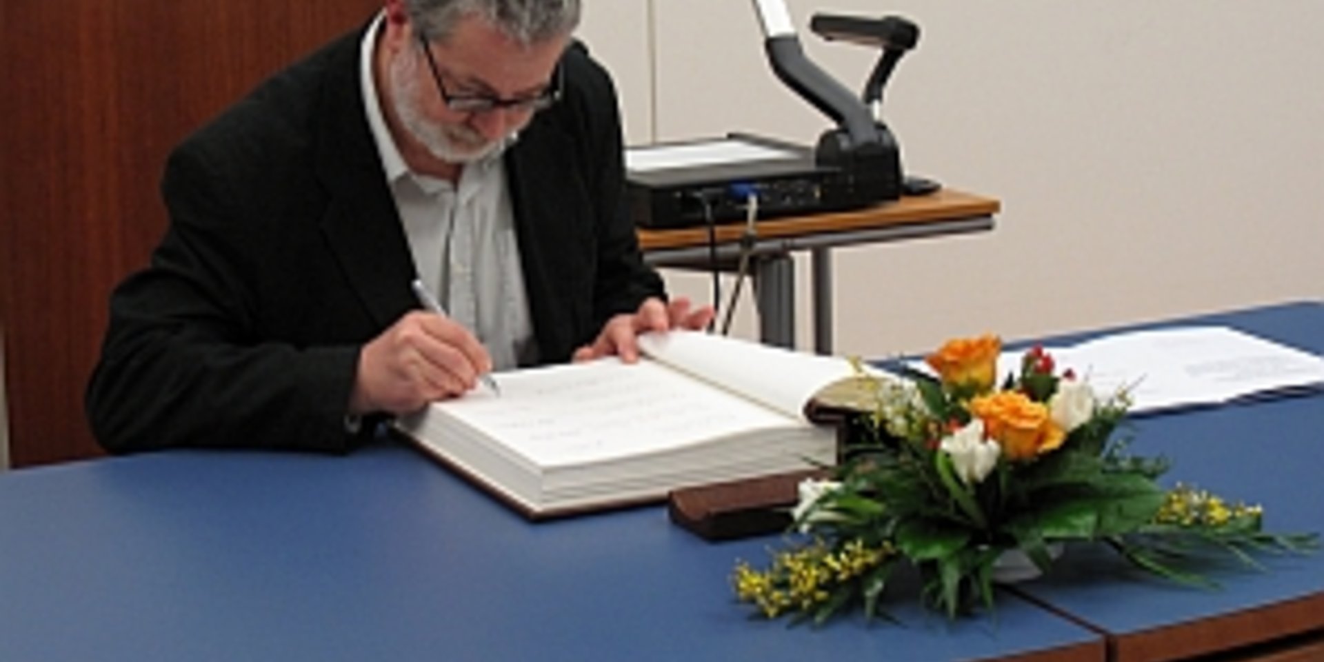 Am 22. Januar 2015 wurde Wolfgang Wähnelt die Ehrenbezeichnung „Ehrenstadtrat“ verliehen. Im Anschluss trug er sich in das Goldene Buch der Landeshauptstadt ein.