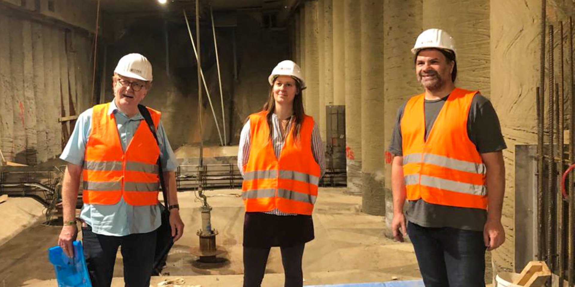 Drei Personen in einem im Bau befindlichen Autotunnel