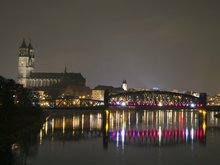 Magdeburg bei Nacht von der Elbe aus