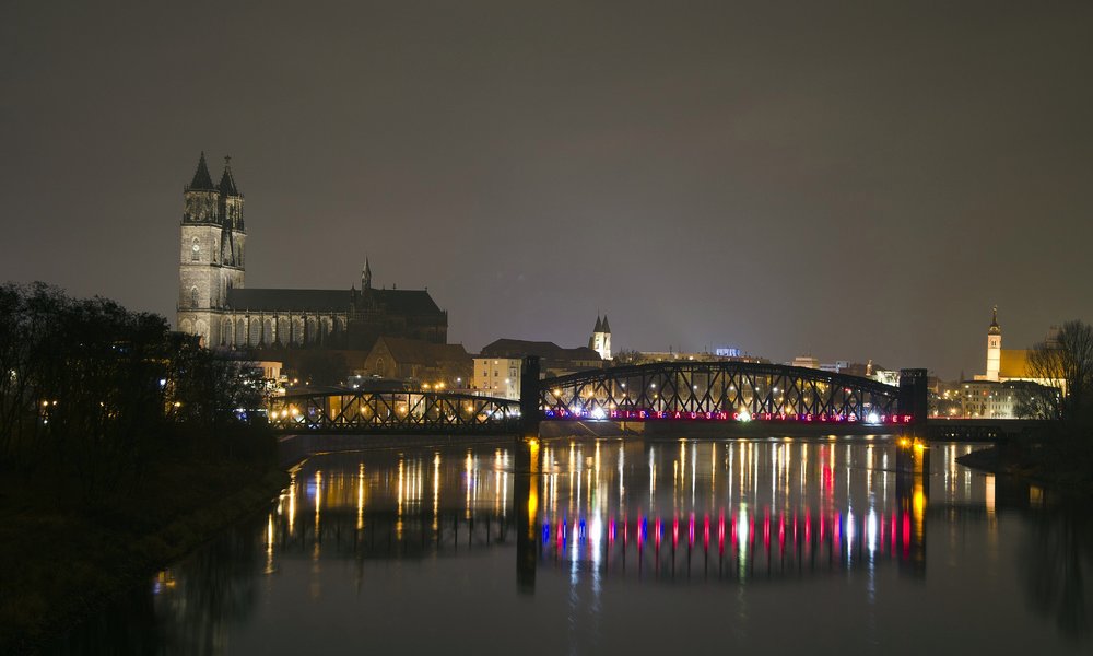 Magdeburg bei Nacht von der Elbe aus