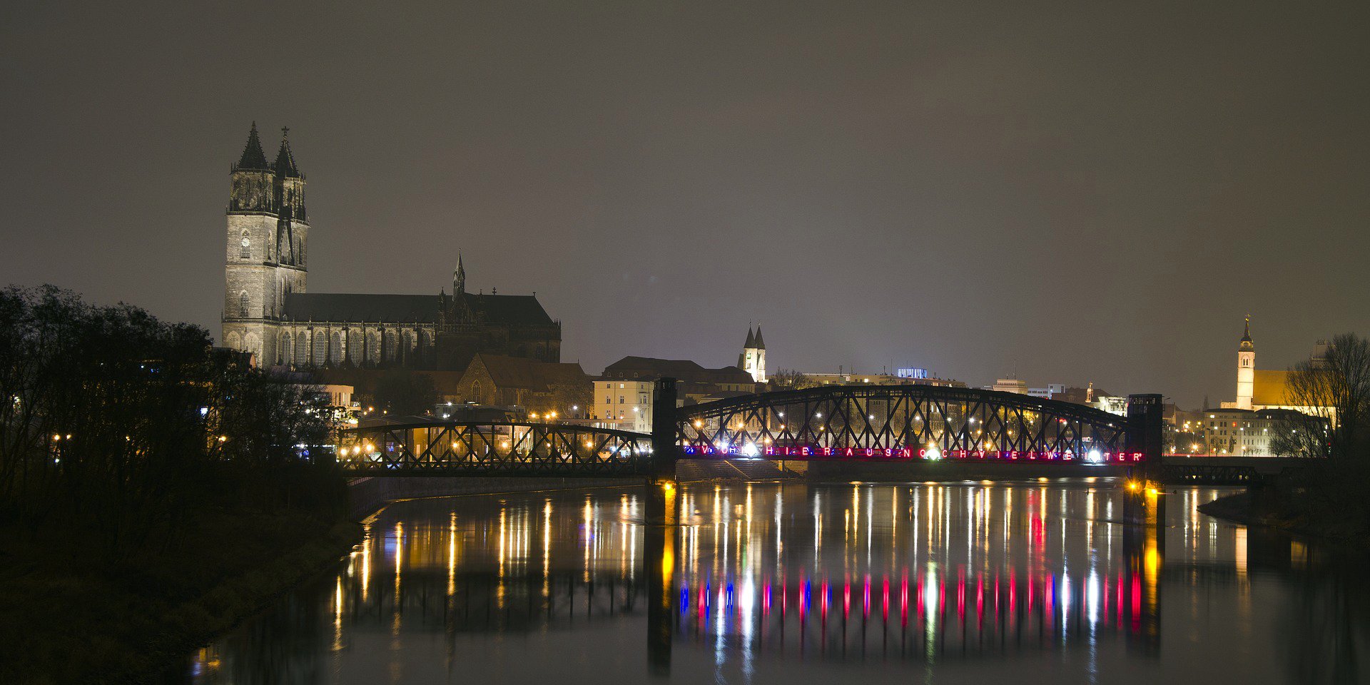 Magdeburg bei Nacht von der Elbe aus