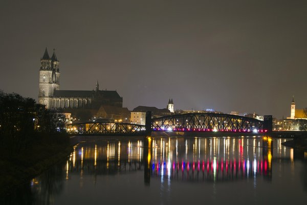 Magdeburg bei Nacht von der Elbe aus