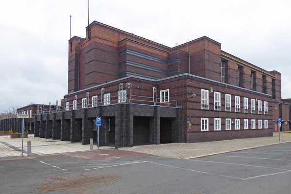 Blick auf ein Backsteingebäude der Moderne - die Stadthalle in Magdeburg