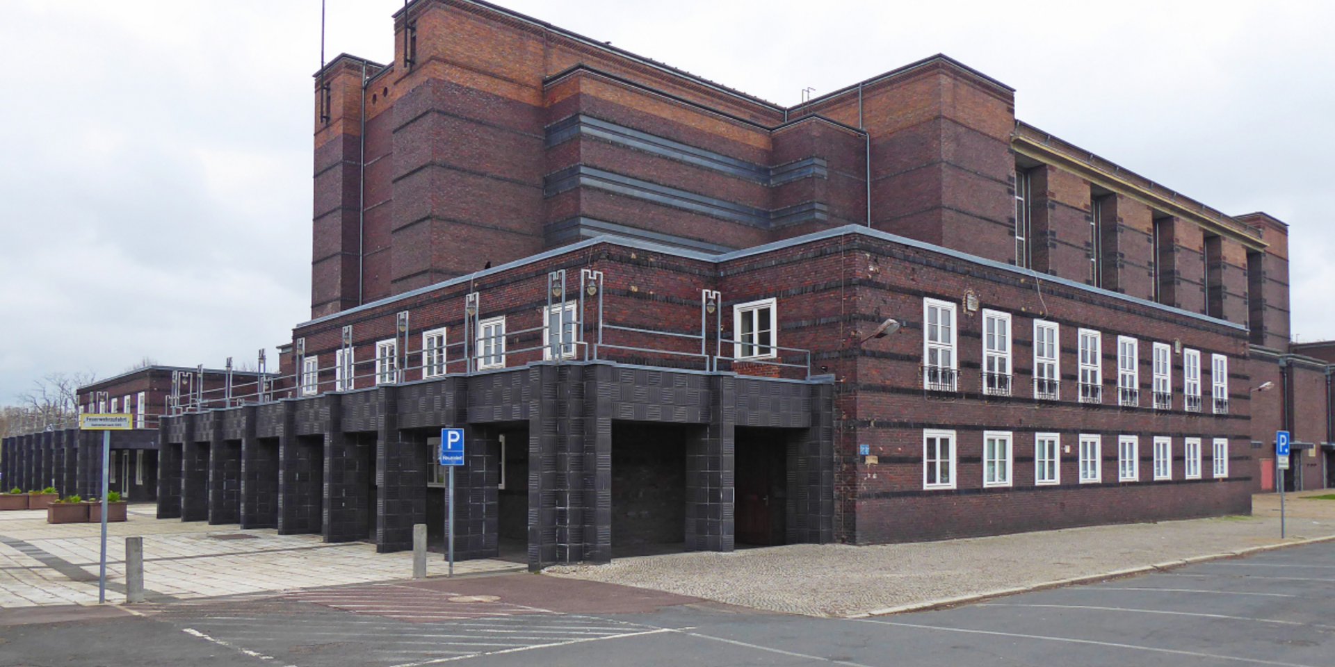 Blick auf ein Backsteingebäude der Moderne - die Stadthalle in Magdeburg