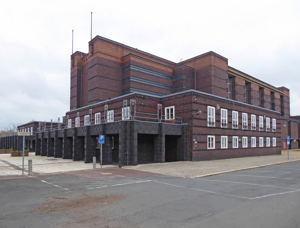 Blick auf ein Backsteingebäude der Moderne - die Stadthalle in Magdeburg