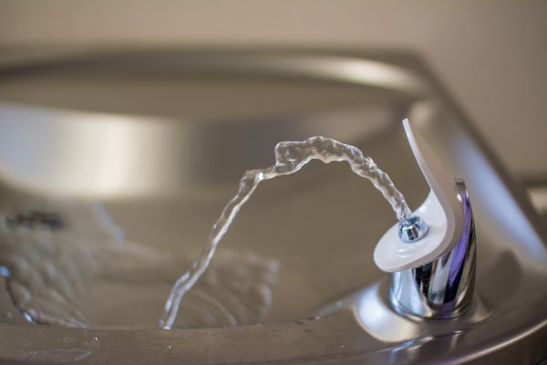 Ein Wasserstrahl kommt aus einem Trinkbrunnen