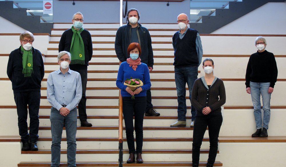 Fraktionsgeschäftsführerin Eva-Maria Schulz-Satzky (mit Blumenstrauß) mit ehemaligen und aktuellen Fraktionsvorsitzenden und Wegbegleiter*innen: Jürgen Canehl, Olaf Meister, Wolfgang Wähnelt, Mirko Stage, Alfred Westphal, Madeleine Linke, Sigrun Plischka.